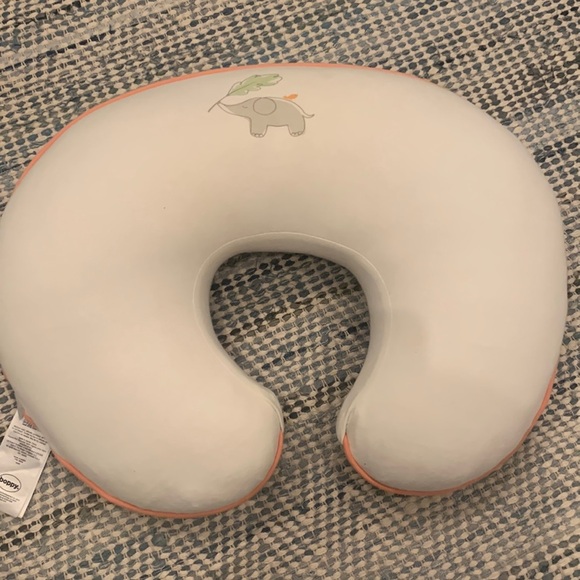 Gender Neutral Boppy pillow.  Great for babies newborn to 6 months - Picture 1 of 3